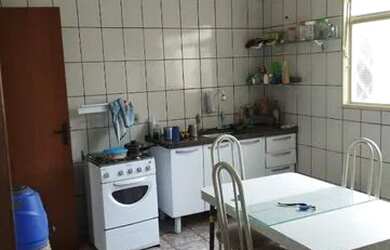 Imagem: A casa possui 2 Dormitórios, 2 Banheiros, 2 Vagas na garagem