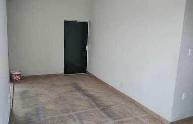 Imagem: A casa possui 3 Dormitórios, 2 Banheiros, 1 Vaga na garagem