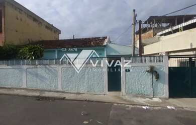 Imagem: A casa possui 3 Dormitórios, 2 Banheiros, 1 Vaga na garagem