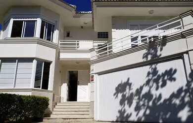 Imagem: A casa possui 5 Dormitórios, 5 Banheiros, 2 Vagas na garagem