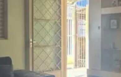 Imagem: A casa possui 3 Dormitórios, 2 Banheiros, 70m² de Área e