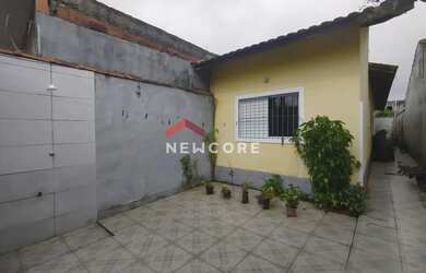 Imagem: A casa possui 2 Dormitórios, 2 Banheiros, 2 Vagas na garagem