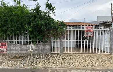 Imagem: A casa possui 4 Dormitórios, 3 Banheiros, 3 Vagas na garagem