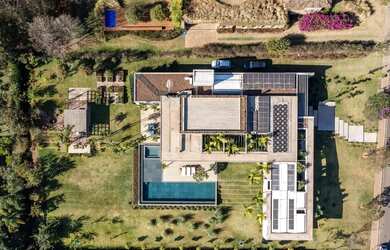 Imagem 3: Casa de condomínio para venda tem 820 metros quadrados com 5 quartos