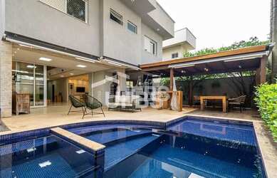 Imagem: A casa possui 5 Dormitórios, 5 Banheiros, 4 Vagas na garagem