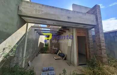 Imagem: A casa possui 3 Dormitórios, 2 Banheiros, 2 Vagas na garagem