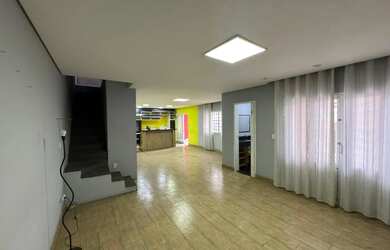 Imagem: A casa possui 3 Dormitórios, 5 Banheiros e 190m² de Área