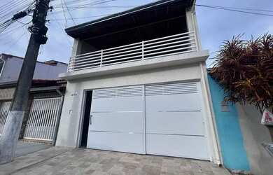 Imagem: A casa possui 3 Dormitórios, 1 Banheiro, 2 Vagas na garagem