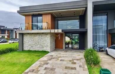 Imagem: A casa possui 4 Dormitórios, 5 Banheiros, 2 Vagas na garagem