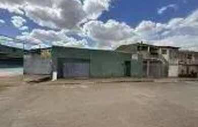 Imagem: A casa possui 4 Dormitórios, 3 Banheiros, 5 Vagas na garagem