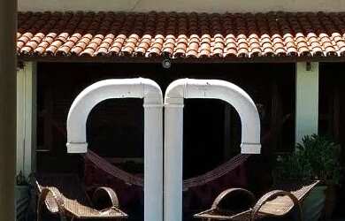 Imagem: A casa possui 5 Dormitórios, Acomodam 30 pessoas e 5 Vagas