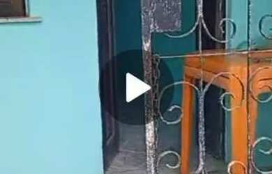 Imagem: A casa possui 2 Dormitórios e 1 Banheiro e está localizado