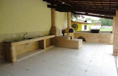 Imagem: A casa possui 4 Dormitórios e está localizado em Itapeba