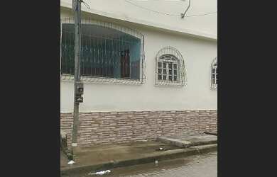 Imagem: A casa possui 4 Dormitórios, 1 Banheiro, Varanda e está localizado