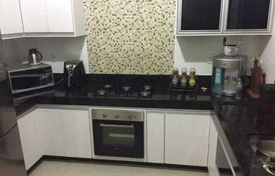 Imagem: A casa possui 3 Dormitórios, 3 Banheiros, 2 Vagas na garagem