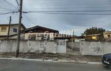 Imagem: A casa possui 2 Dormitórios, 1 Banheiro, 2 Vagas na garagem