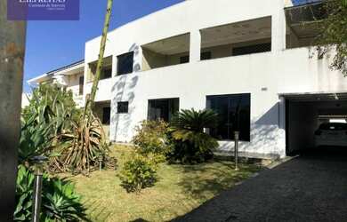 Imagem: A casa possui 5 Dormitórios, 5 Banheiros, 4 Vagas na garagem