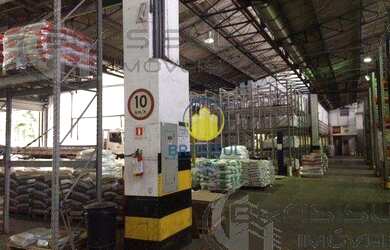 Imagem: O depósito possui 5 Vagas na garagem, 15.911m² de Área e