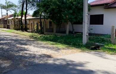 Imagem: A casa possui 3 Dormitórios, 1 Banheiro, 2 Vagas na garagem