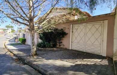 Imagem: A casa possui 4 Dormitórios, 5 Banheiros, 5 Vagas na garagem