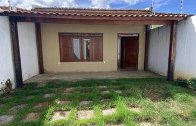 Imagem: A casa possui 2 Dormitórios, 2 Banheiros, 3 Vagas na garagem