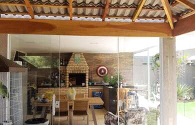 Imagem: A casa possui 3 Dormitórios, 2 Banheiros, 3 Vagas na garagem