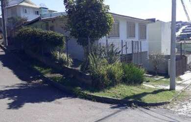 Imagem: A casa possui 2 Dormitórios, 1 Banheiro, 1 Vaga na garagem