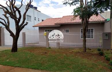 Imagem: A casa possui 3 Dormitórios, 1 Banheiro, 1 Vaga na garagem