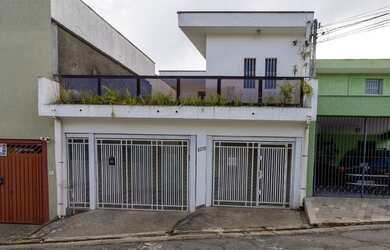 Imagem: A casa possui 3 Dormitórios, 2 Banheiros, 3 Vagas na garagem