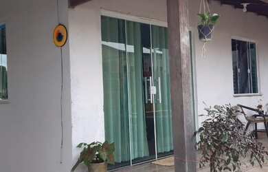 Imagem: A casa possui 2 Dormitórios, 1 Banheiro, 2 Vagas na garagem