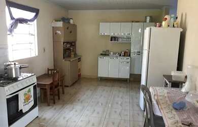 Imagem: A casa possui 2 Dormitórios, 1 Banheiro, 4 Vagas na garagem