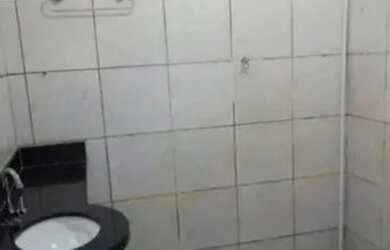 Imagem: A casa possui 3 Dormitórios, 1 Banheiro, 1 Vaga na garagem