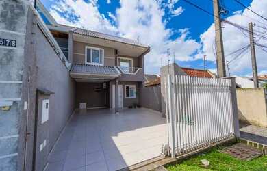 Imagem: A casa possui 3 Dormitórios, 3 Banheiros, 2 Vagas na garagem