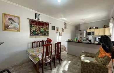 Imagem: A casa à venda possui 3 Dormitórios, 2 Banheiros, 1 Vaga na