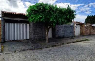 Imagem: A casa possui 4 Dormitórios, 3 Banheiros, 3 Vagas na garagem