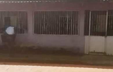 Imagem: A casa possui 3 Dormitórios, 1 Banheiro, 2 Vagas na garagem