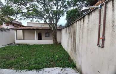 Imagem: A casa possui 3 Dormitórios, 1 Banheiro, 1 Vaga na garagem