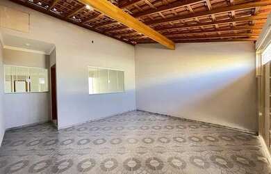 Imagem: A casa possui 3 Dormitórios, 2 Banheiros e 2 Vagas na garagem