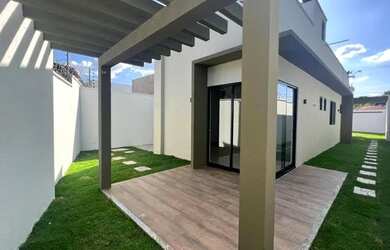 Imagem: A casa possui 2 Dormitórios, 2 Banheiros, 2 Vagas na garagem