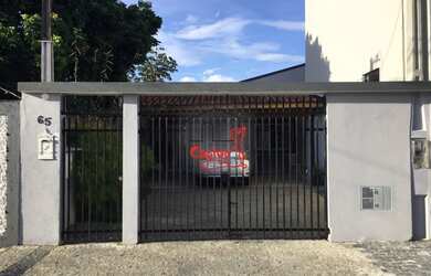 Imagem: A casa possui 3 Dormitórios, 2 Banheiros, 4 Vagas na garagem