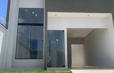 Imagem: A casa possui 3 Dormitórios, 2 Banheiros, 2 Vagas na garagem