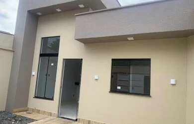 Imagem: A casa possui 3 Dormitórios, 1 Banheiro, 1 Vaga na garagem