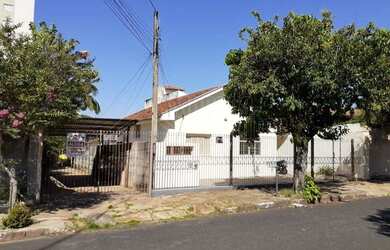 Imagem: A casa possui 1 Dormitório, 1 Banheiro, 1 Vaga na garagem