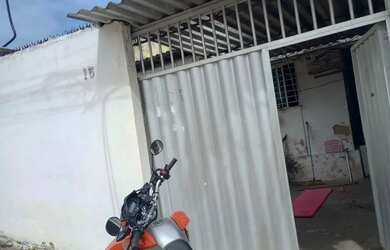 Imagem: A casa possui 4 Dormitórios, 2 Banheiros, 1 Vaga na garagem