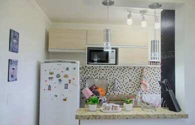 Imagem: O apartamento possui 2 Dormitórios, 1 Banheiro, 1 Vaga na garagem