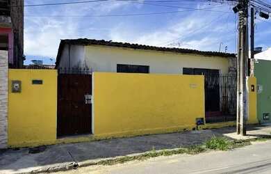 Imagem: A casa possui 3 Dormitórios, 1 Banheiro e está localizado