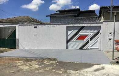 Imagem: A casa possui 4 Dormitórios, 3 Banheiros, 2 Vagas na garagem