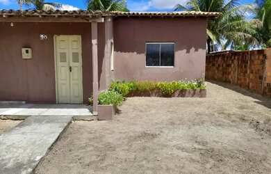 Imagem: A casa possui 4 Dormitórios, 1 Banheiro, 4 Vagas na garagem