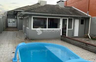 Imagem: A casa possui 4 Dormitórios, 4 Banheiros, 4 Vagas na garagem