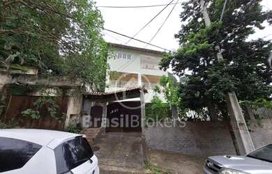 Imagem: A casa possui 5 Dormitórios, 2 Banheiros, 2 Vagas na garagem